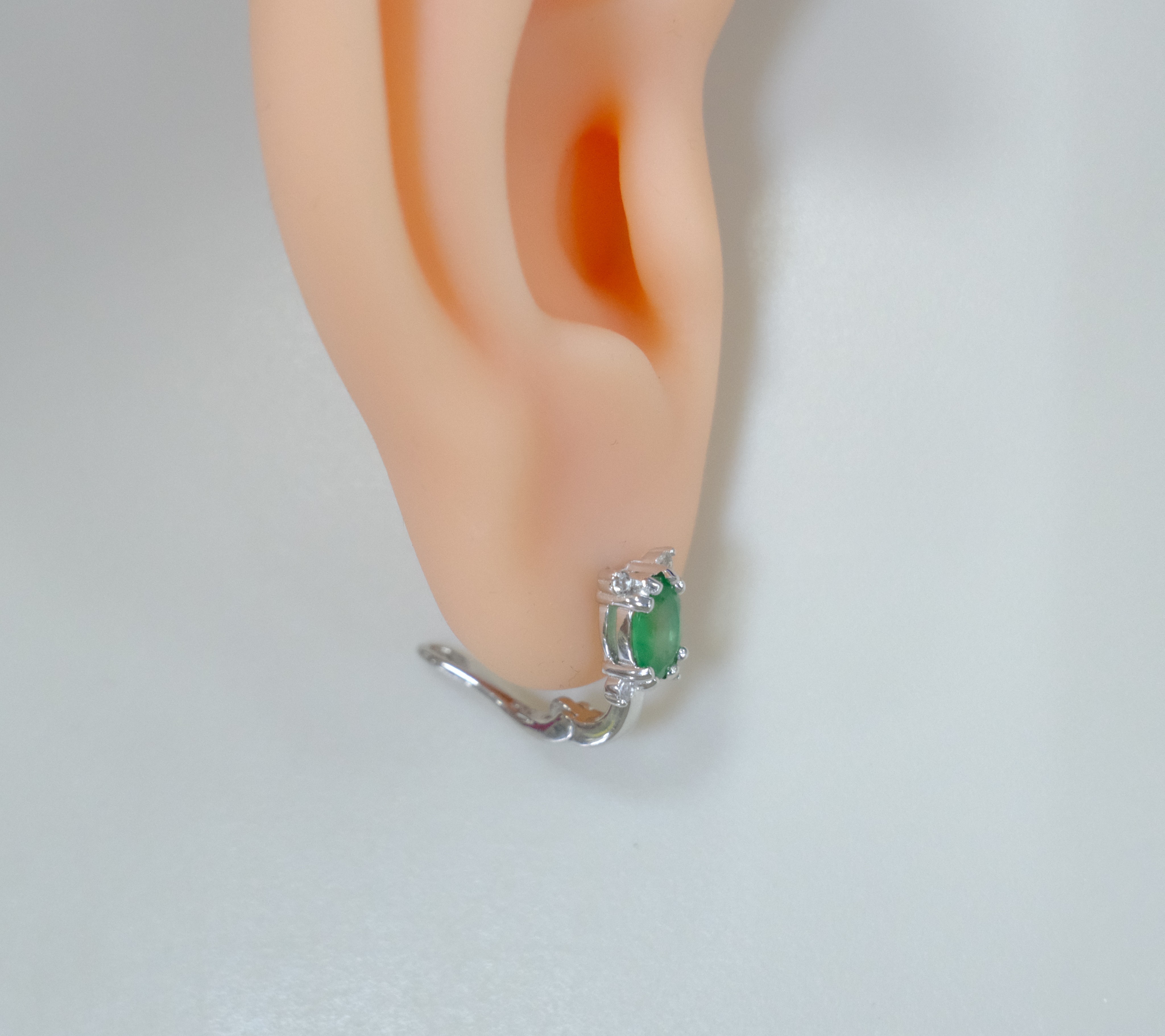 Серебряные серьги с изумрудами